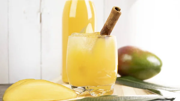 Primer Plano Una Refrescante Bebida Mango Con Palo Canela Sobre — Foto de Stock