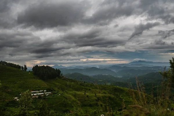 Una Hermosa Vista Una Montaña Cubierta Vegetación Bajo Sombrío Cielo —  Fotos de Stock