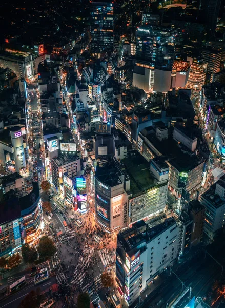 Een Luchtfoto Van Een Moderne Stad Met Hoge Gebouwen Nachts — Stockfoto