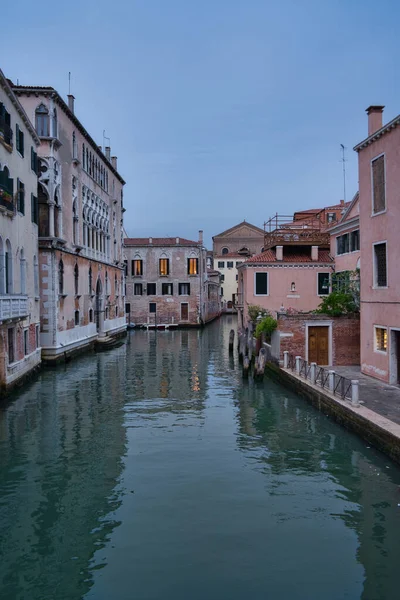 Een Verticaal Shot Van Een Kanaal Venetië Italië Een Bewolkte — Stockfoto