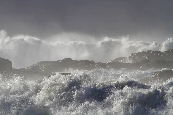 Grandes Olas Dramáticas Salpicando Rocas Acantilados Durante Día Tormentoso —  Fotos de Stock