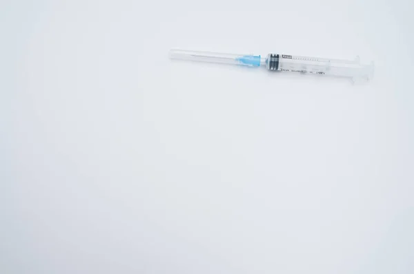 Une Seringue Injection Isolée Sur Fond Blanc Avec Espace Texte — Photo