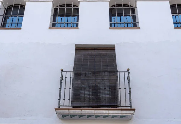 Een Lage Hoek Shot Van Witte Huis Windows — Stockfoto