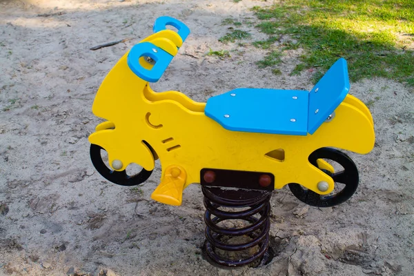 Plan Grand Angle Une Balançoire Dans Aire Jeux Pour Enfants — Photo