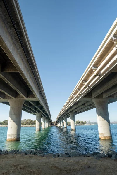 Dos Puentes Paralelos Sobre Río Bajo Cielo Azul Claro —  Fotos de Stock