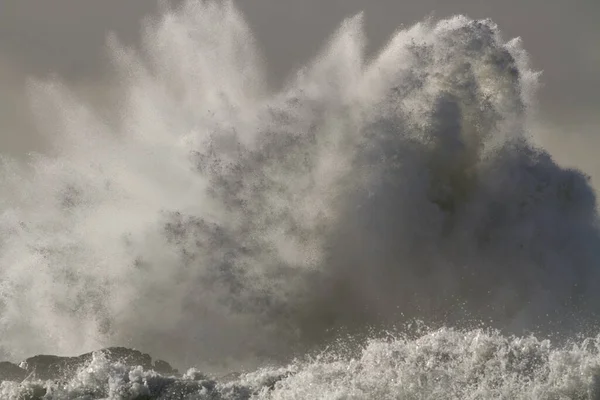 Uma Grande Onda Dramática Salpicando Sobre Rochas Durante Dia Tempestuoso — Fotografia de Stock