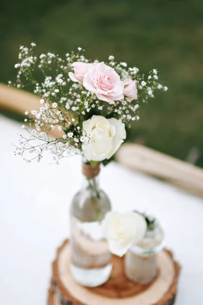 Eine Vertikale Aufnahme Von Kleinen Rosen Einer Glasflasche — Stockfoto