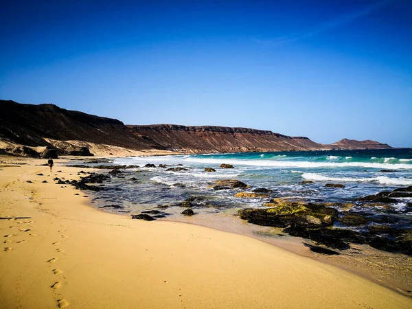 Female Walking Coast Sea Mossy Rocks Sunny Day Cape Verde — Stock Photo, Image
