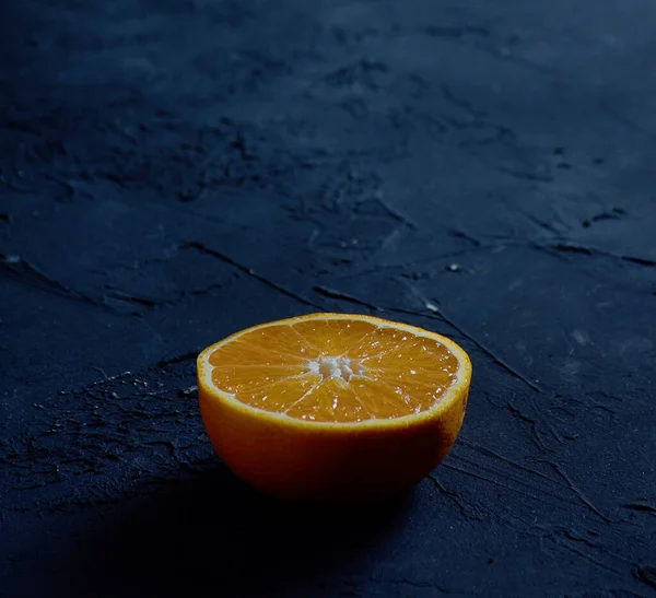 Egy Közeli Kép Egy Narancs Feléről Fekete Alapon — Stock Fotó