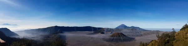 Ein Panoramablick Auf Den Wunderschönen Vulkan Mount Bromo Nebel Morgen — Stockfoto