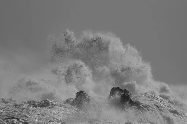 Een Dramatische Grote Golven Spatten Rotsen Kliffen Tijdens Een Stormachtige — Stockfoto