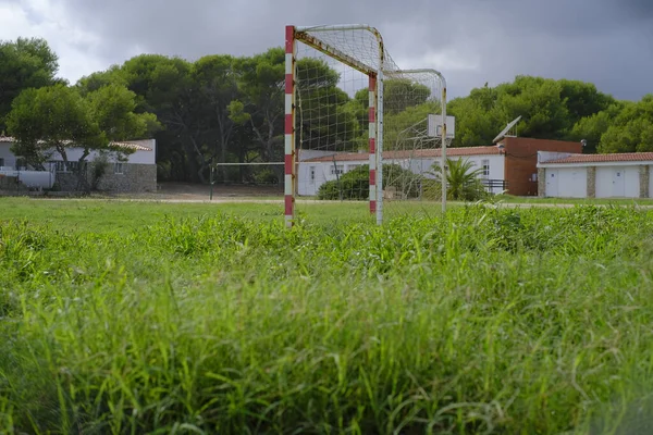Een Voetbal Poort Het Gras Veld Achtergrond Van Gebouwen Bomen — Stockfoto