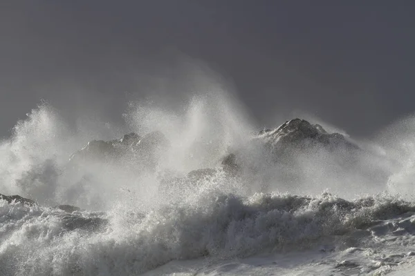 Uma Grande Onda Dramática Salpicando Sobre Rochas Penhascos Durante Dia — Fotografia de Stock