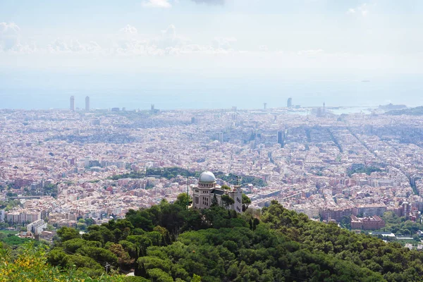Güneşli Bir Günde Barcelona Nın Ufuk Çizgisinin Güzel Geniş Manzarası — Stok fotoğraf