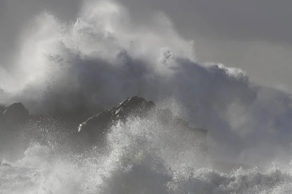 Unas Grandes Olas Dramáticas Salpicando Rocas Durante Día Tormentoso —  Fotos de Stock