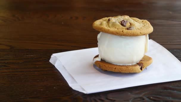 Torta Cioccolato Fatta Casa Con Panna Noci Uno Sfondo Legno — Video Stock