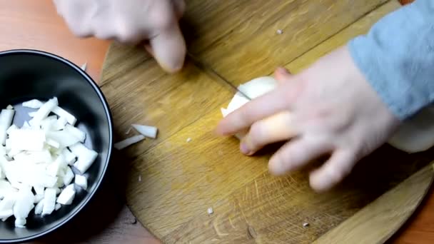 Femme Coupant Des Légumes Frais Sur Bois — Video