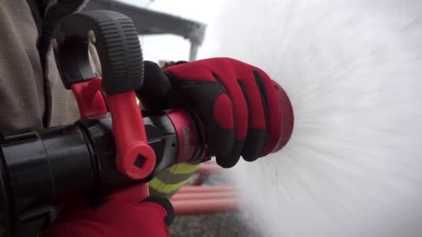 Manos Bombero Sin Rostro Sosteniendo Una Manguera Tirando Agua Alta — Vídeos de Stock