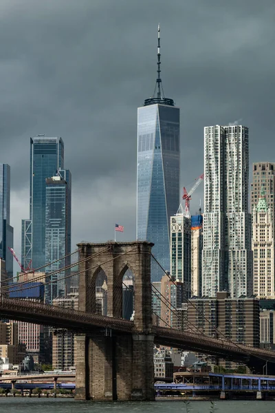 Tiro Vertical Ponte Brooklyn Nova York Eua Sob Céu Sombrio — Fotografia de Stock