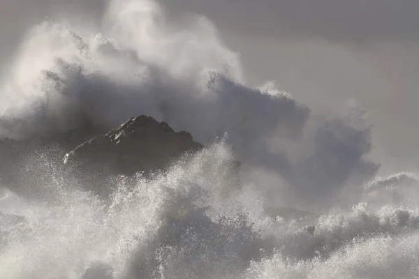 Uma Grande Onda Dramática Salpicando Sobre Rochas Durante Dia Tempestuoso — Fotografia de Stock