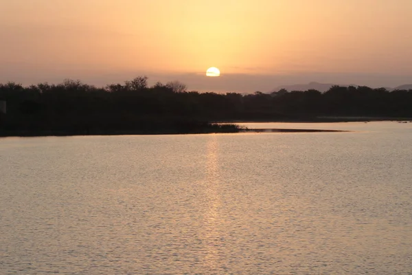 Une Vue Panoramique Sur Une Mer Calme Lors Magnifique Coucher — Photo