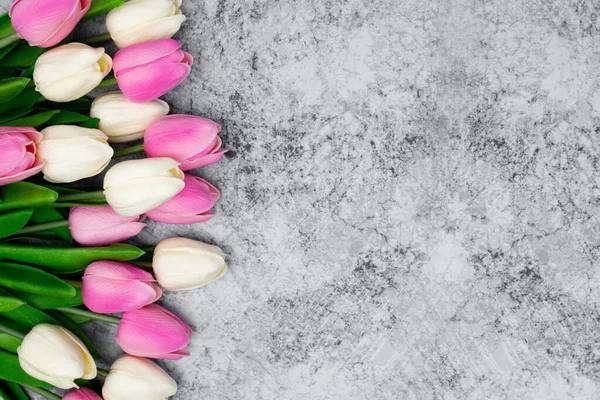 Гарний Знімок Різнокольорових Тюльпанів Сірій Поверхні Копіювальним Простором — стокове фото