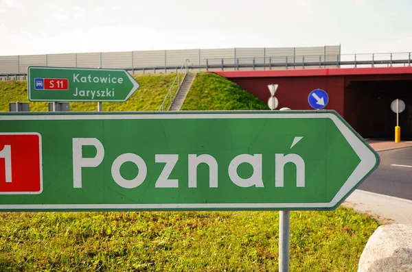 Gadki Lengyelország Sep 2021 Irányjelző Tábla Amely Mutatja Utat Poznan — Stock Fotó