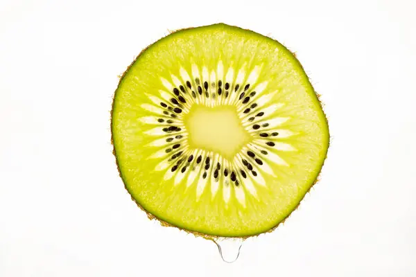 Een Oppere Bezichtiging Van Een Plak Kiwi Een Witte Achtergrond — Stockfoto