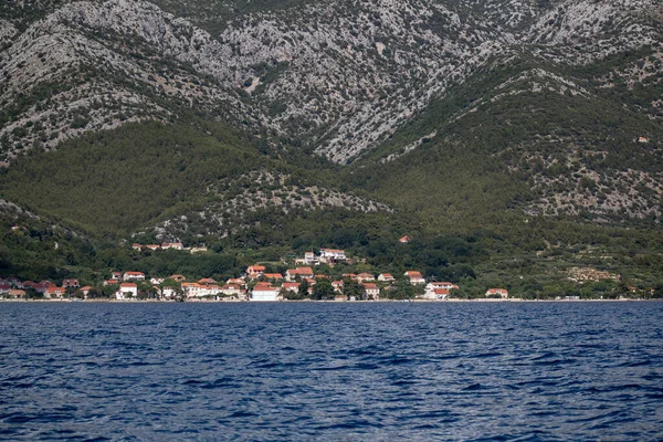 Paisaje Sereno Edificios Frente Mar Colina Junto Lago Azul Korcula — Foto de Stock