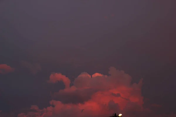 Tiro Espessas Nuvens Carmesim Durante Nascer Sol — Fotografia de Stock