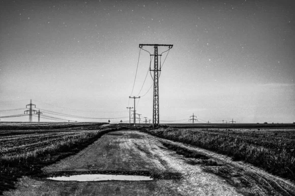 Plano Escala Grises Camino Rural Líneas Eléctricas Bajo Cielo Estrellado —  Fotos de Stock