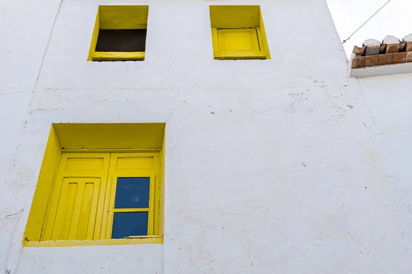 带黄色窗户的白色房子的低角照片 — 图库照片