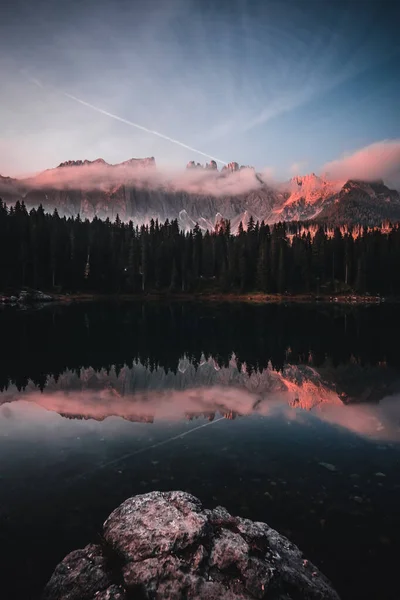 Güney Tyrol Talya Daki Dolomitler Yeşillikler Tarafından Çevrelenmiş Carezza Gölü — Stok fotoğraf