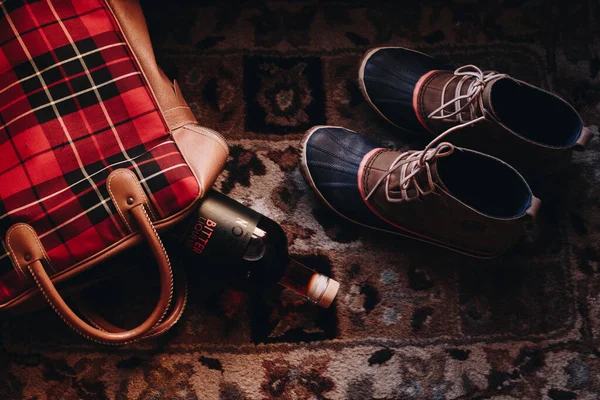 Bir Odada Yakın Plan Ayakkabı Bir Çanta Bir Şişe — Stok fotoğraf