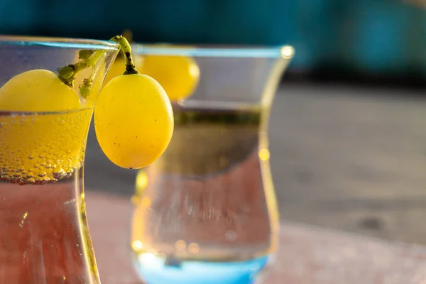 一个特写镜头 拍摄到一个焦点不集中的新鲜葡萄汁在玻璃杯里 透过另一个焦点的杯子看到 — 图库照片