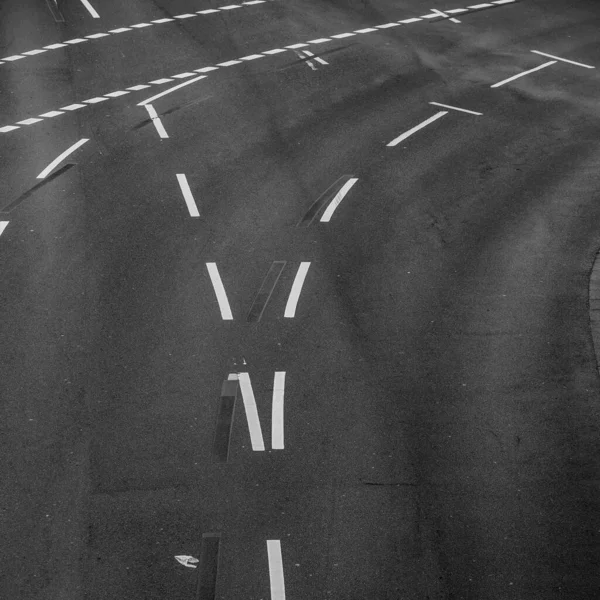 Uma Imagem Tons Cinza Das Linhas Rua Curvas Para Tráfego — Fotografia de Stock