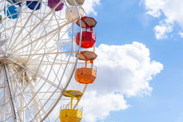 Roue Ferris Blanche Avec Paniers Colorés Par Une Journée Brillante — Photo