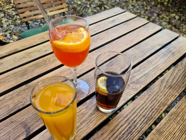 Nahaufnahme Von Drei Kalten Getränken Auf Einem Holztisch Einem Restaurant — Stockfoto