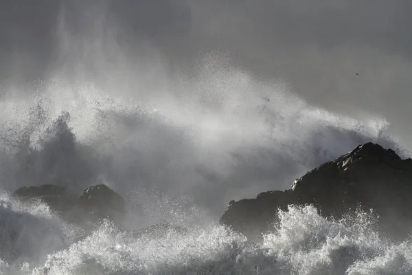 Eine Dramatische Große Welle Die Einem Stürmischen Tag Über Felsen — Stockfoto