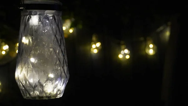 Egy Gyönyörű Texturált Üveg Asztali Lámpa Világít Sötétben — Stock Fotó