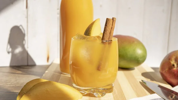 Primer Plano Una Refrescante Bebida Mango Con Palo Canela Sobre — Foto de Stock