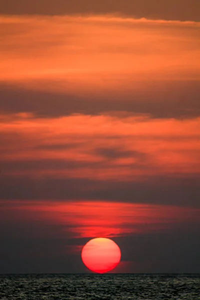 Eine Vertikale Aufnahme Der Runden Sonne Die Horizont Meer Mit — Stockfoto