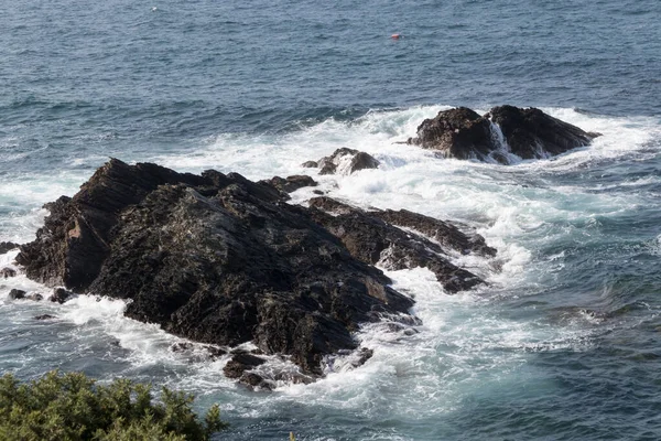 Una Vista Aérea Rocas Escarpadas Que Sobresalen Del Mar Isla —  Fotos de Stock