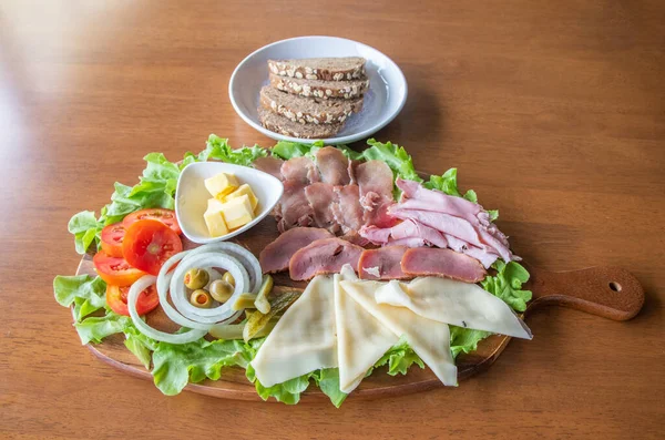 Desayuno Abundante Delicioso Con Varias Especialidades Salchichas Queso Pan Integral — Foto de Stock