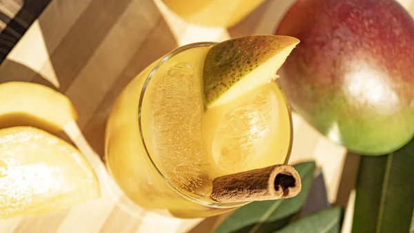 Blick Von Oben Auf Ein Erfrischendes Mango Getränk Mit Zimtstange — Stockfoto