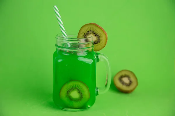 Ένα Ποτήρι Χυμό Ακτινίδιο Σπόρους Chia Πράσινο Φόντο Και Επιφάνεια — Φωτογραφία Αρχείου
