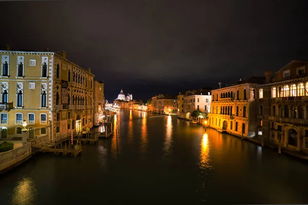 Ένα Μεγάλο Κανάλι Στη Βενετία Της Ιταλίας Νύχτα — Φωτογραφία Αρχείου