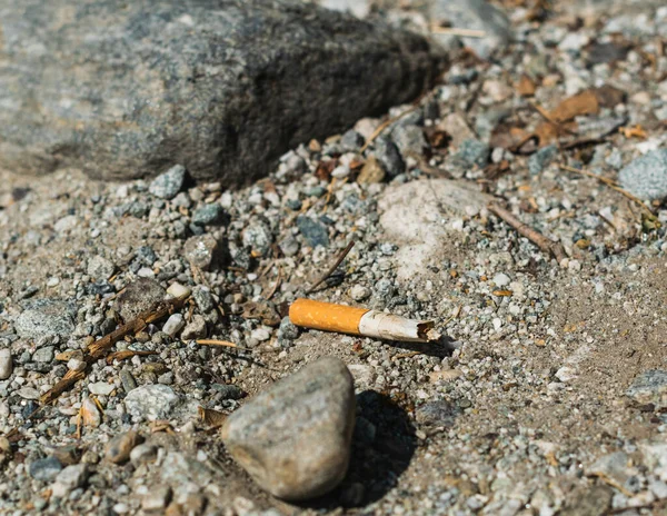 Disparo Alto Ángulo Cigarrillo Tirado Suelo — Foto de Stock