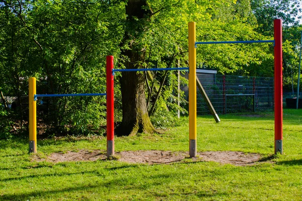 Lekplats Parken Omgiven Träd Dagsljus — Stockfoto