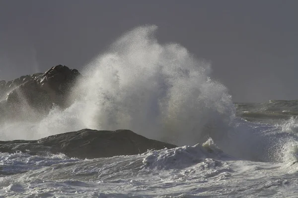大浪暴风雨中在岩石和悬崖峭壁上汹涌的巨大巨浪 — 图库照片